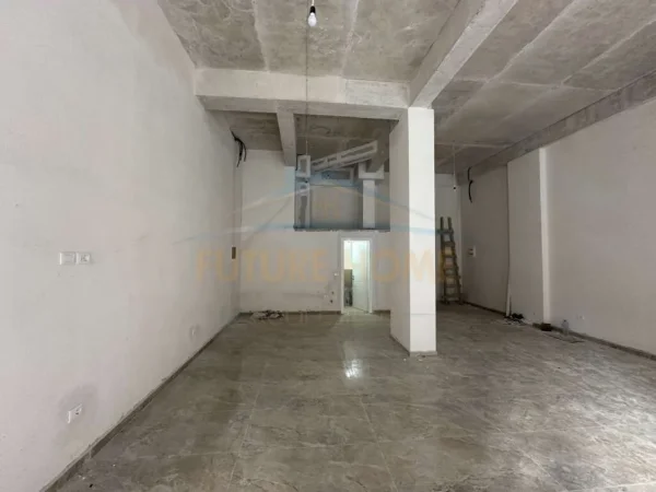 Qera, Ambient Biznesi, Unaza e Re. 800 €