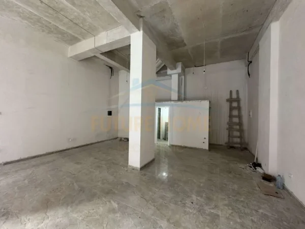 Qera, Ambient Biznesi, Unaza e Re. 800 €