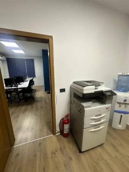 Tirane, jepet me qera zyre Kati 1, 80 m² 2.500 € (BLLOKU)