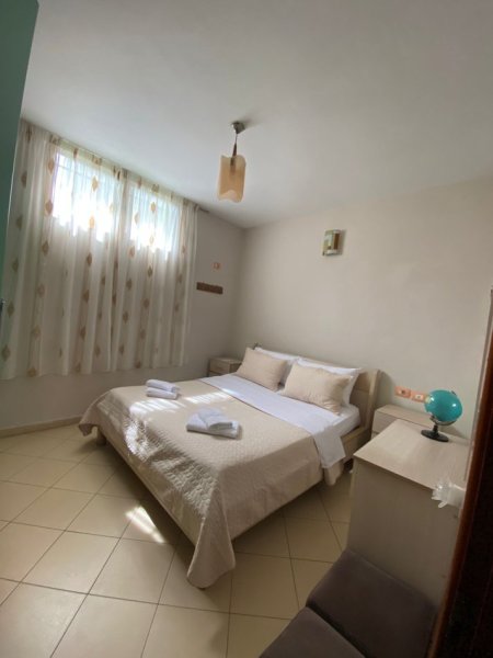 Tirane, jepet me qera apartament 3+1 Kati 1, 85 m² 1.000 € (Bulevardi Zogu i Pare)