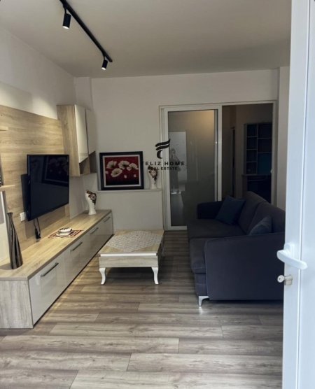 Tirane, jepet me qera apartament 1+1 Kati 1, 60 m² 500 € (RRUGA E BARRIKADAVE)