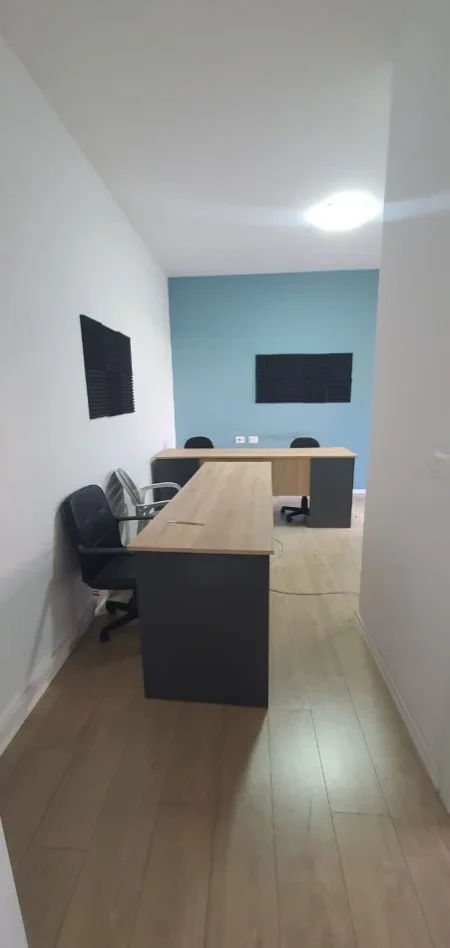 Tirane, jepet me qera zyre Kati 5, 125 m² 850 € (Garden Building 21 Dhjetori)