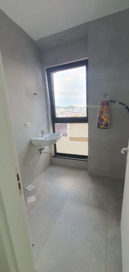 Tirane, jepet me qera zyre Kati 5, 125 m² 850 € (Garden Building 21 Dhjetori)