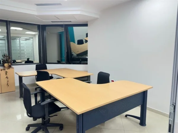 Tirane, jepet me qera zyre Kati 2, 140 m² 2.500 € (zyre)