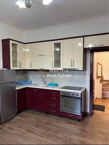 Tirane, jepet me qera apartament duplex 2+1 Kati 1, 75 m² 550 € (Rruga Salaudin Gabrani)