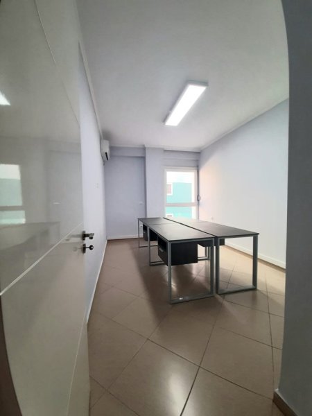 Tirane, jepet me qera zyre Kati 2, 98 m² 800 € (QENDER)