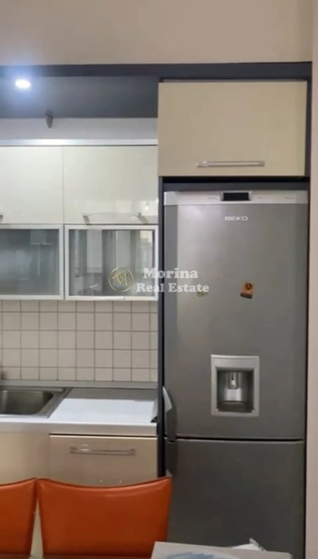 Tirane, jepet me qera apartament 3+1 Kati 8, 130 m² 1.000 € (Rruga Qemal Stafa)