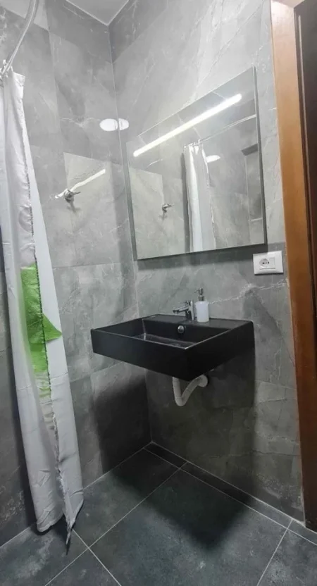 Tirane, jepet me qera apartament 3+1+Ballkon Kati 2, 100 m² 570 € (pranë Universitetit “ZKM” – Rruga Dritan Hoxha)