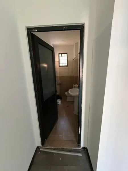 Tirane, jepet me qera zyre Kati 0, 150 m² 1.500 € (Vasil Shanto)