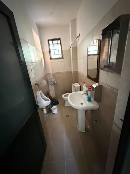 Tirane, jepet me qera zyre Kati 0, 150 m² 1.500 € (Vasil Shanto)