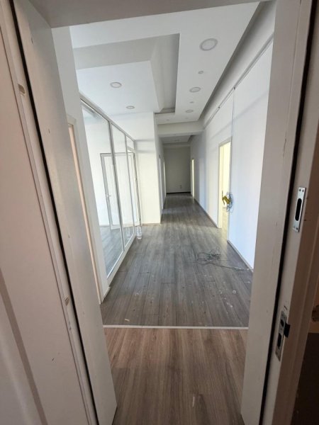 Tirane, jepet me qera zyre Kati 0, 150 m² 1.500 € (Vasil Shanto)