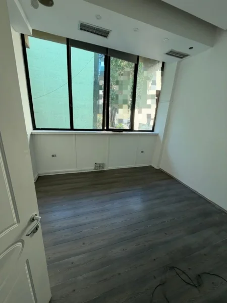 Tirane, jepet me qera zyre Kati 0, 150 m² 1.500 € (Vasil Shanto)