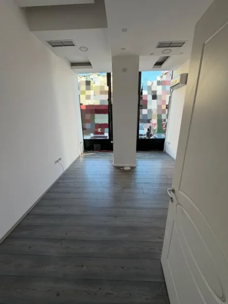 Tirane, jepet me qera zyre Kati 0, 150 m² 1.500 € (Vasil Shanto)