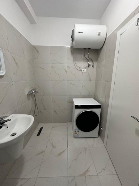 Tirane, jepet me qera apartament 1+1 Kati 6, 68 m² 500 € (Rruga e Kavajes, perball Birra Tirana — Pallati Henke)