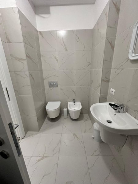 Tirane, jepet me qera apartament 1+1 Kati 6, 68 m² 500 € (Rruga e Kavajes, perball Birra Tirana — Pallati Henke)