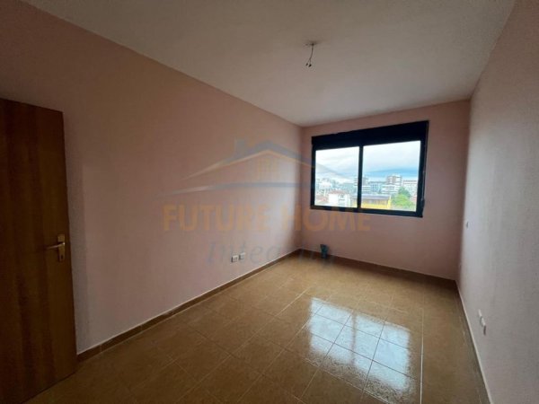 Tirane, jap me qera ambjent biznesi Kati 0, 76 m² 615 € (PRANE MINISTRISE SE JASHTME)