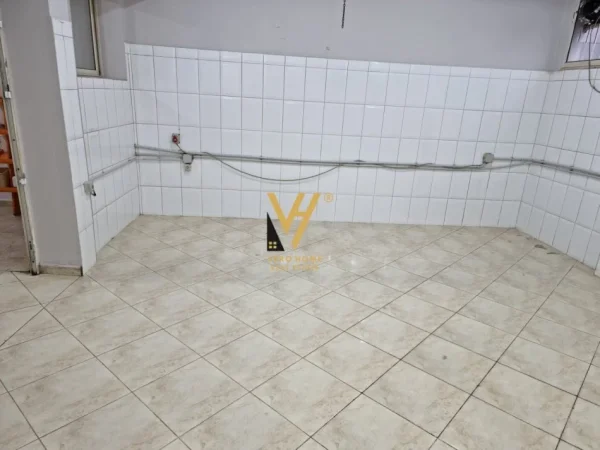 Tirane, jepet me qera magazine Kati 0, 300 m² 1.000 € (SELITE)