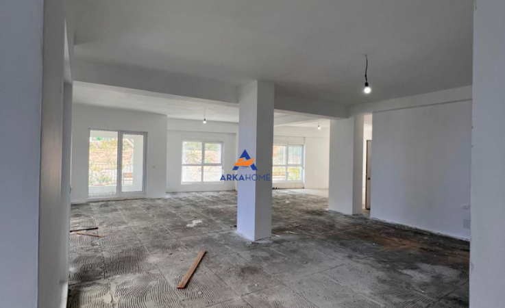 Tirane, jepet me qera Kati 0, 216 m² 3.000 € (MANGALEM 2)
