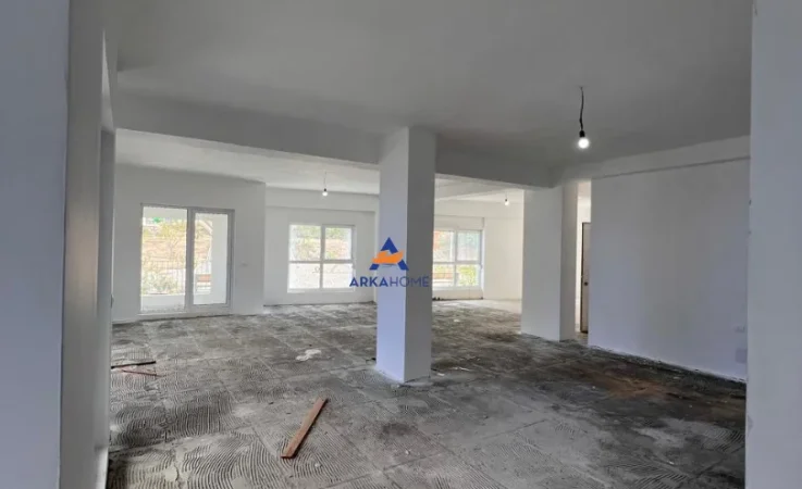 Tirane, jepet me qera Kati 0, 216 m² 3.000 € (MANGALEM 2)