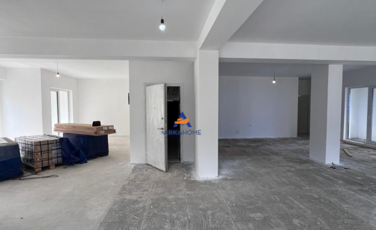 Tirane, jepet me qera Kati 0, 216 m² 3.000 € (MANGALEM 2)