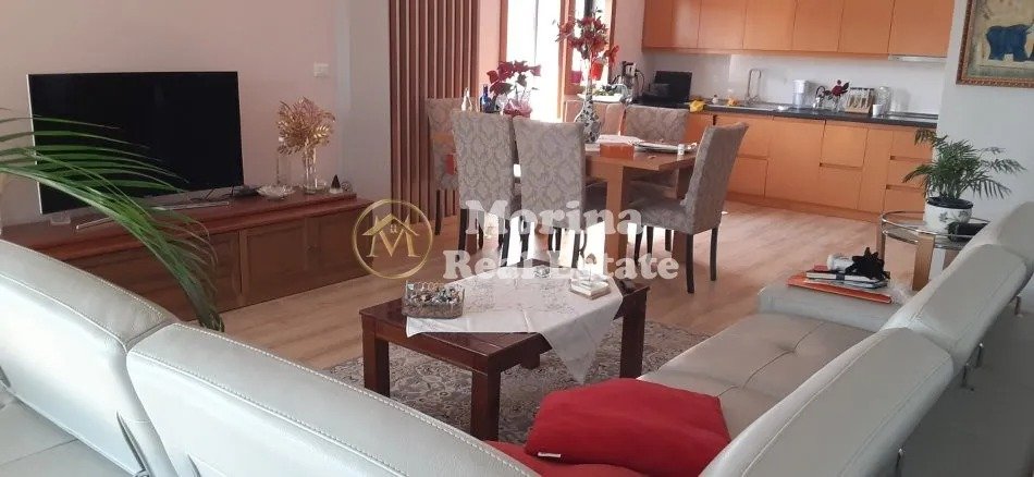 Tirane, jepet me qera apartament 2+1+Ballkon Kati 2, 150 m² 550 € (Rezidenca Chateau Linza)