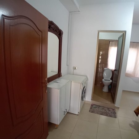 Tirane, jepet me qera apartament 1+1+Ballkon Kati 2, 50 m² 350 € (Rruga 5 Maj , Rruga Lucie Miloti , prane black stone)
