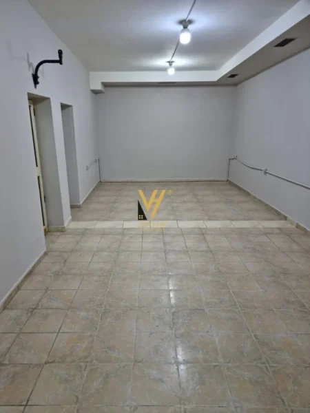 Tirane, shitet magazine Kati 0, 300 m² 360.000 € (SELITE)