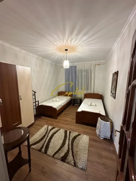 Tirane, jepet me qera apartament 2+1 Kati 1, 100 m² 550 € (ISH STACIONI TRENIT)