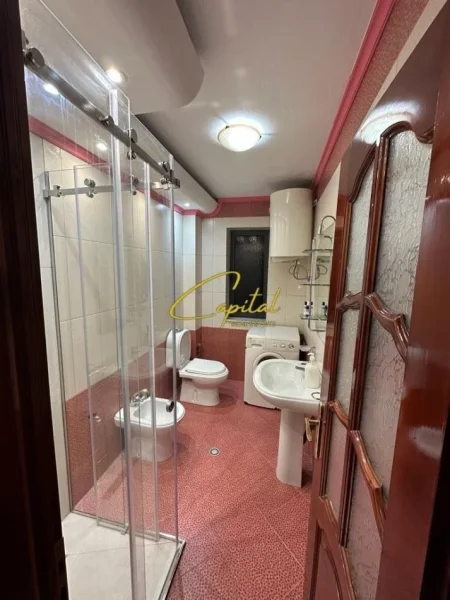 Tirane, jepet me qera apartament 2+1 Kati 1, 100 m² 550 € (ISH STACIONI TRENIT)