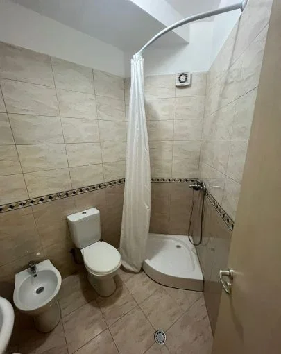 Tirane, jepet me qera apartament 1+1 Kati 2, 70 m² 480 € (Rruga Peti, Liqeni Artificial)