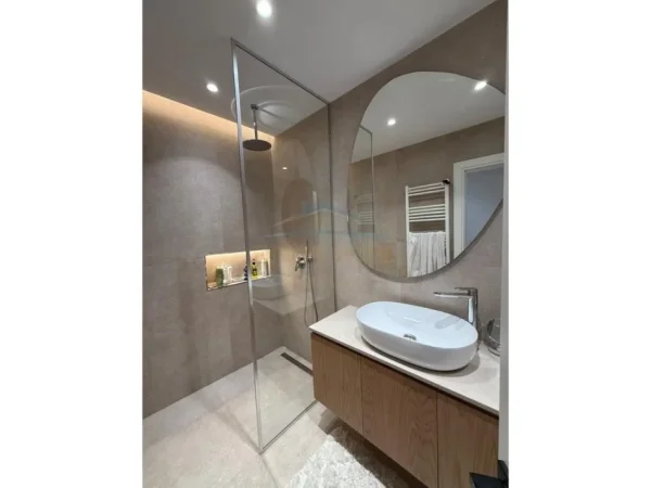 Tirane, shitet apartament 3+1+Ballkon Kati 2, 165 m² 355.000 € (Kopshti Botanik)