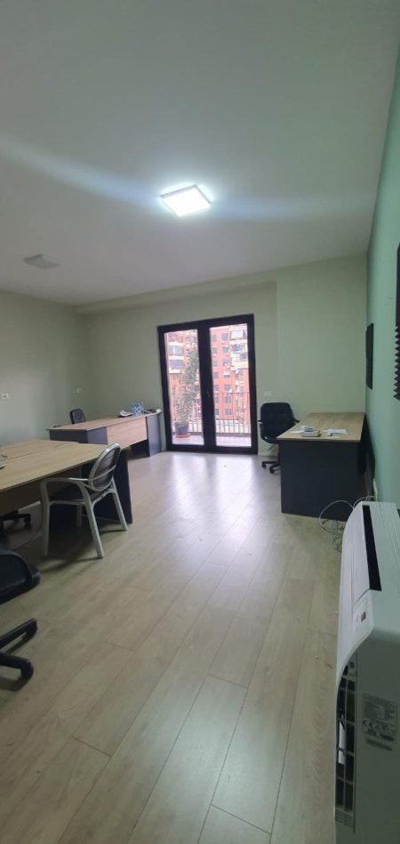 Tirane, jepet me qera zyre Kati 4, 125 m² 850 € (Tirana Garden Building)