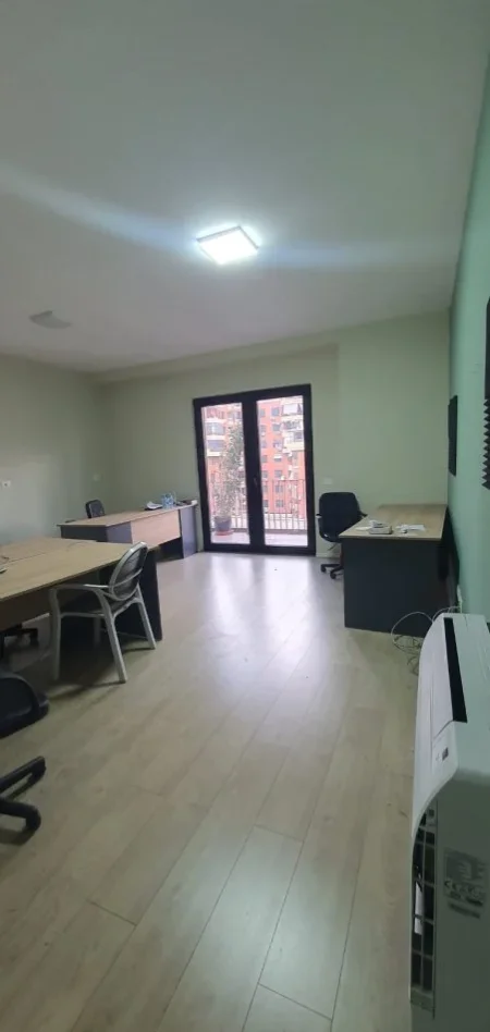 Tirane, jepet me qera zyre Kati 4, 125 m² 850 € (Tirana Garden Building)