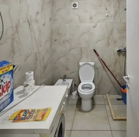 Tirane, jepet me qera apartament 1+1+Ballkon Kati 2, 63 m² 500 € (Kopshti Botanik prane Bar Enzo .)