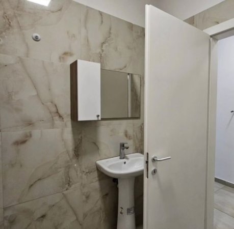 Tirane, jepet me qera apartament 1+1+Ballkon Kati 2, 63 m² 500 € (tek Kopshti Botanik prane Bar Enzo .)