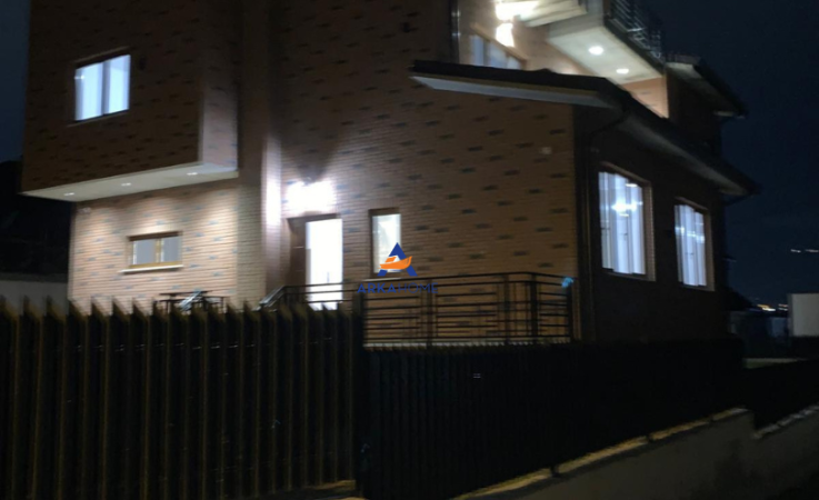 Tirane, jepet me qera Vile 5+1+Ballkon Kati 2, 560 m² 5.000 € 