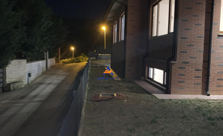 Tirane, jepet me qera Vile 5+1+Ballkon Kati 2, 560 m² 5.000 € 