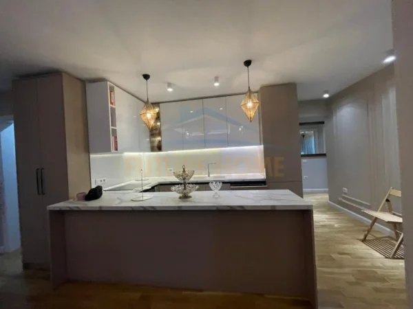 Tirane, shitet apartament 3+1+Ballkon Kati 2, 130 m² 390.000 € (Rruga e Elbasanit)