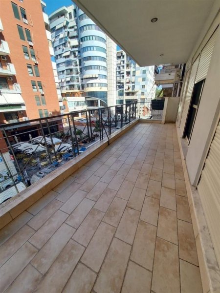 Tirane, jepet me qera apartament 1+1 Kati 3, 74 m² 550 € (Kompleksi Delijorgji)