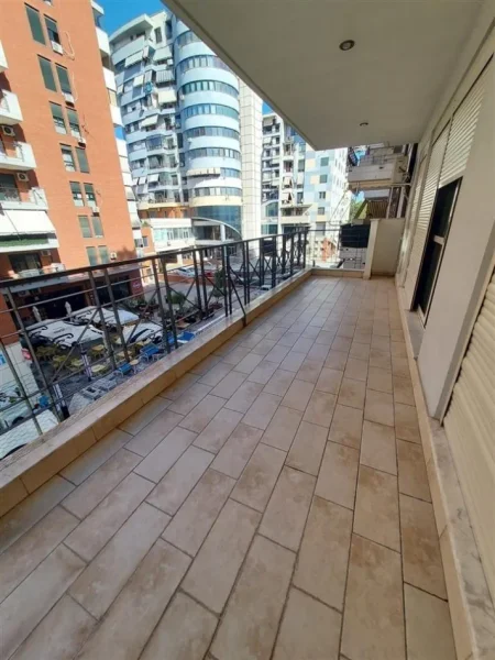 Tirane, jepet me qera apartament 1+1 Kati 3, 74 m² 550 € (Kompleksi Delijorgji)