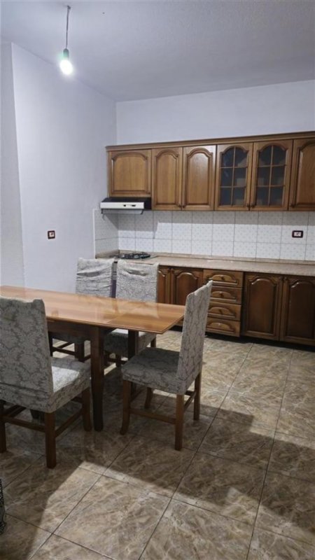 Tirane, jepet me qera shtepi 3+1+Ballkon Kati 0, 112 m² 350 € (rruga Tirane Durres km 2, afer Shkolles Nobel Tirane)