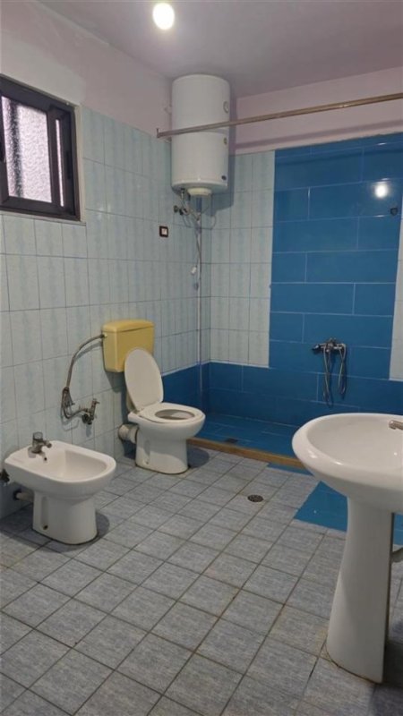 Tirane, jepet me qera shtepi 3+1+Ballkon Kati 0, 112 m² 350 € (rruga Tirane Durres km 2, afer Shkolles Nobel Tirane)