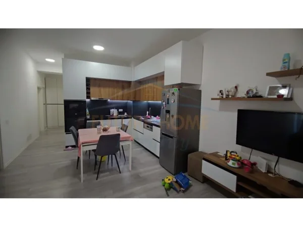 Tirane, shitet apartament 2+1+Ballkon Kati 3, 99 m² 175.000 € (Kompleksi Mangalem)