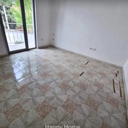 Tirane, jepet me qera Vile 3 Katshe , 600 m² 