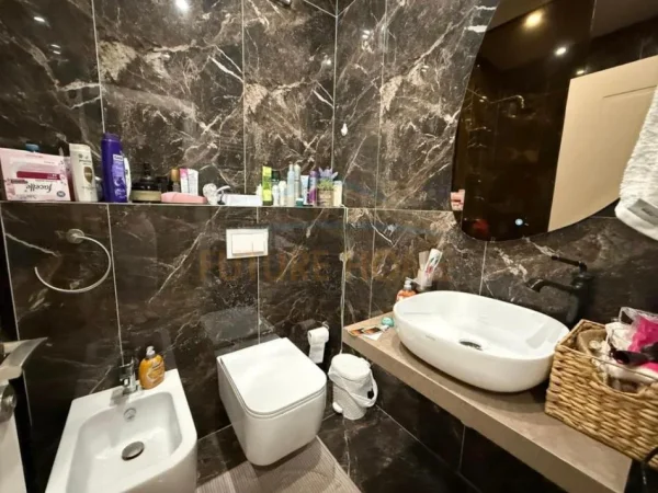 Tirane, shitet apartament 2+1+Ballkon Kati 10, 138 m² 300.000 € (Oxhaku)