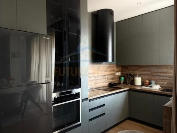 Tirane, shitet apartament 2+1+Ballkon Kati 10, 138 m² 300.000 € (Oxhaku)