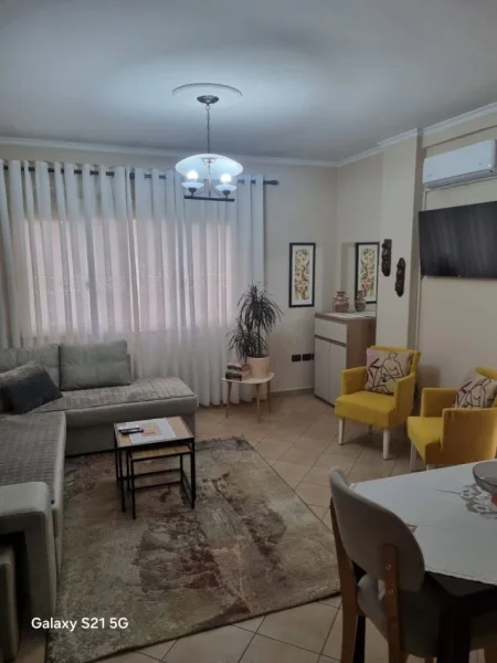 Tirane, jepet me qera apartament 1+1+Aneks+Ballkon Kati 3, 75 m² 600 € (Rruga Petro Nini Luharasi)
