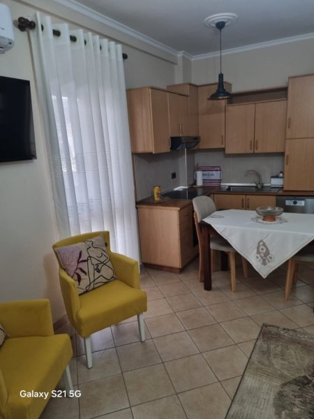 Tirane, jepet me qera apartament 1+1+Aneks+Ballkon Kati 3, 75 m² 600 € (Rruga Petro Nini Luharasi)