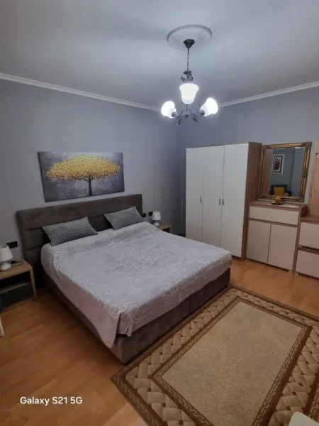 Tirane, jepet me qera apartament 1+1+Aneks+Ballkon Kati 2, 75 m² 600 € (Rr Petro Nini Luharasi 2 tualete &amp; 2 Ballkone)