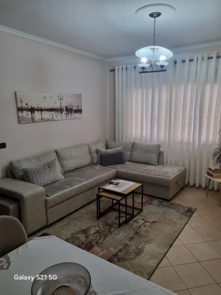 Tirane, jepet me qera apartament 1+1+Aneks+Ballkon Kati 2, 75 m² 600 € (Rr Petro Nini Luharasi 2 tualete &amp; 2 Ballkone)